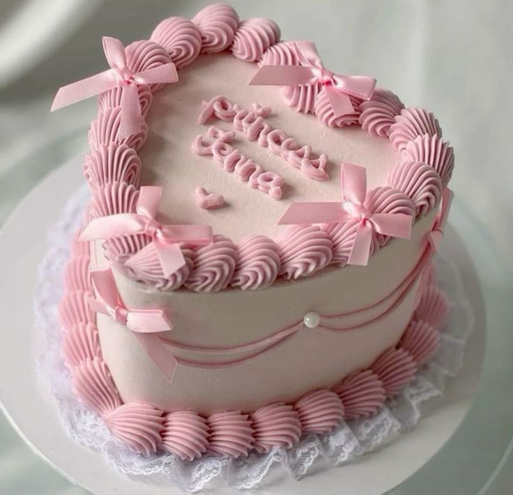 My Bento Cake Montpellier - Gâteau blanc avec calendrier février et décorations argentées raffinées