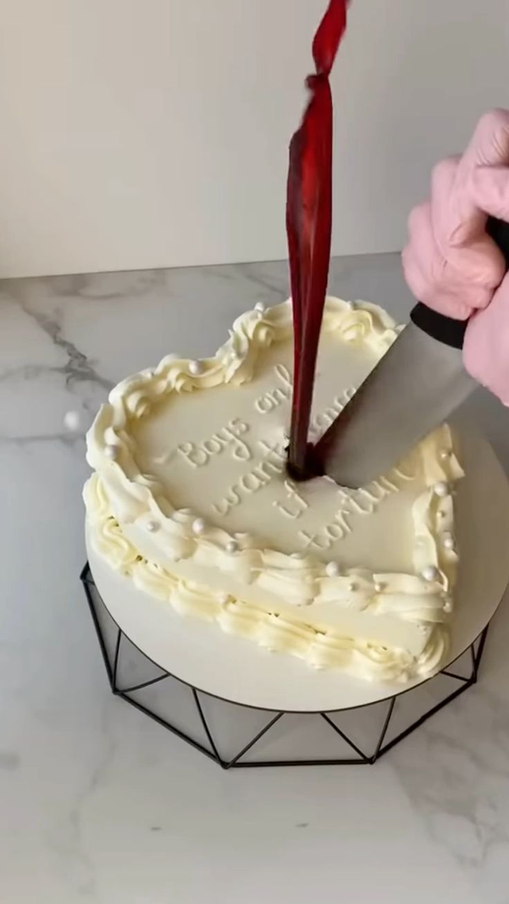 My Bento Cake Montpellier - Gâteau blanc en forme de cœur élégant et minimaliste