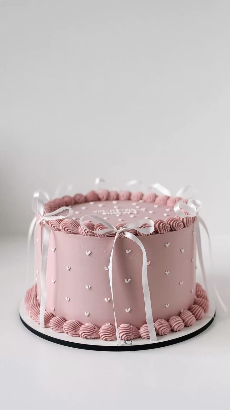 My Bento Cake Montpellier - Gâteau rond rose avec petits cœurs blancs et ruban décoratif
