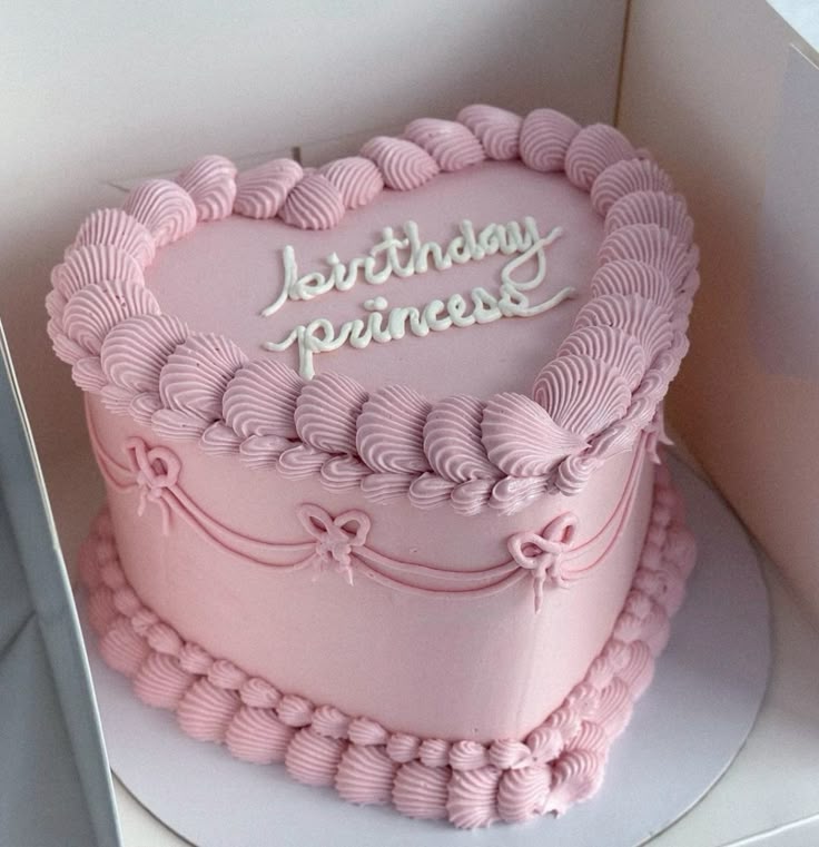 My Bento Cake Montpellier - Gâteau rouge décoratif avec rubans noirs contrastants