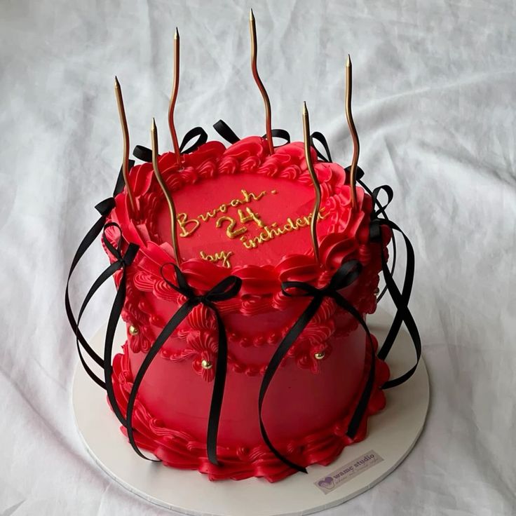 Bento Cake rouge avec décoration élégante