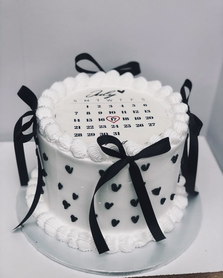 My Bento Cake Montpellier - Gâteau blanc avec motif calendrier et ruban noir design