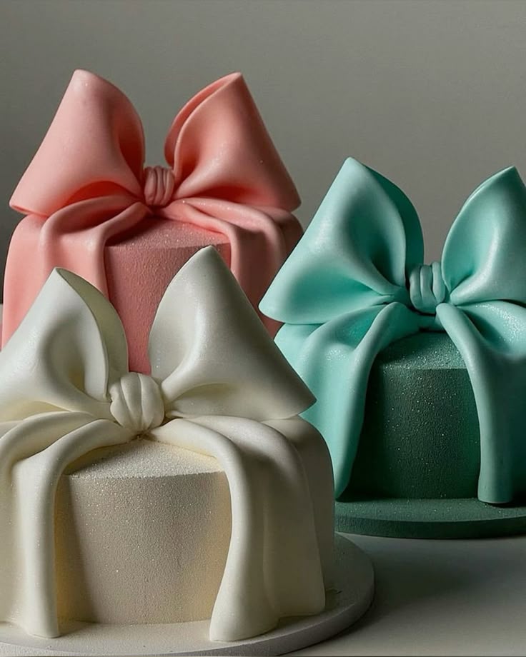 My Bento Cake Montpellier - Trois mini-gâteaux pastel avec nœuds décoratifs pour anniversaire